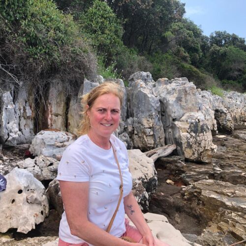 Katarakt-Patientin Simone genießt ihren Urlaub ohne Brille.